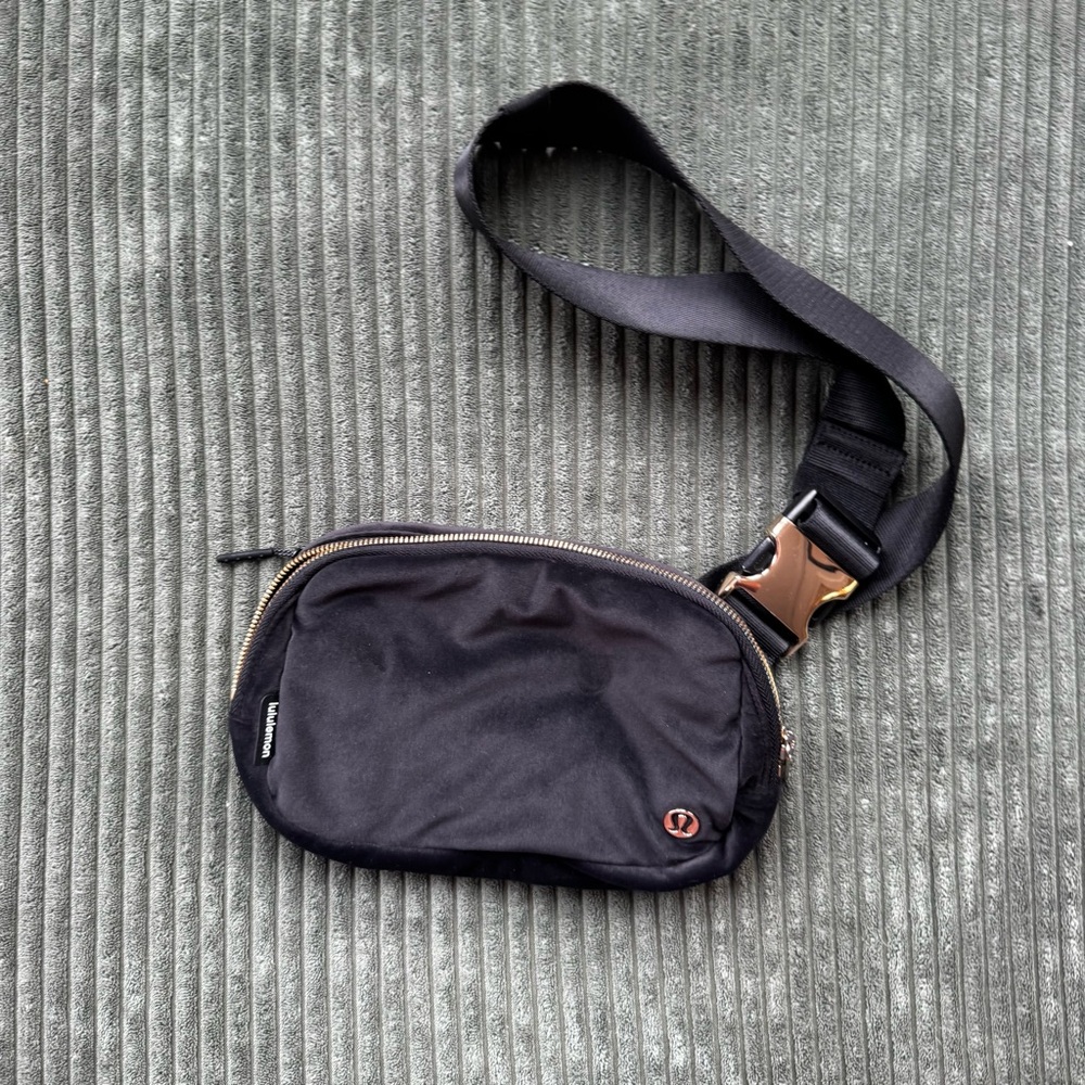 Lululemon Everyday Belt Bag holiday black velour